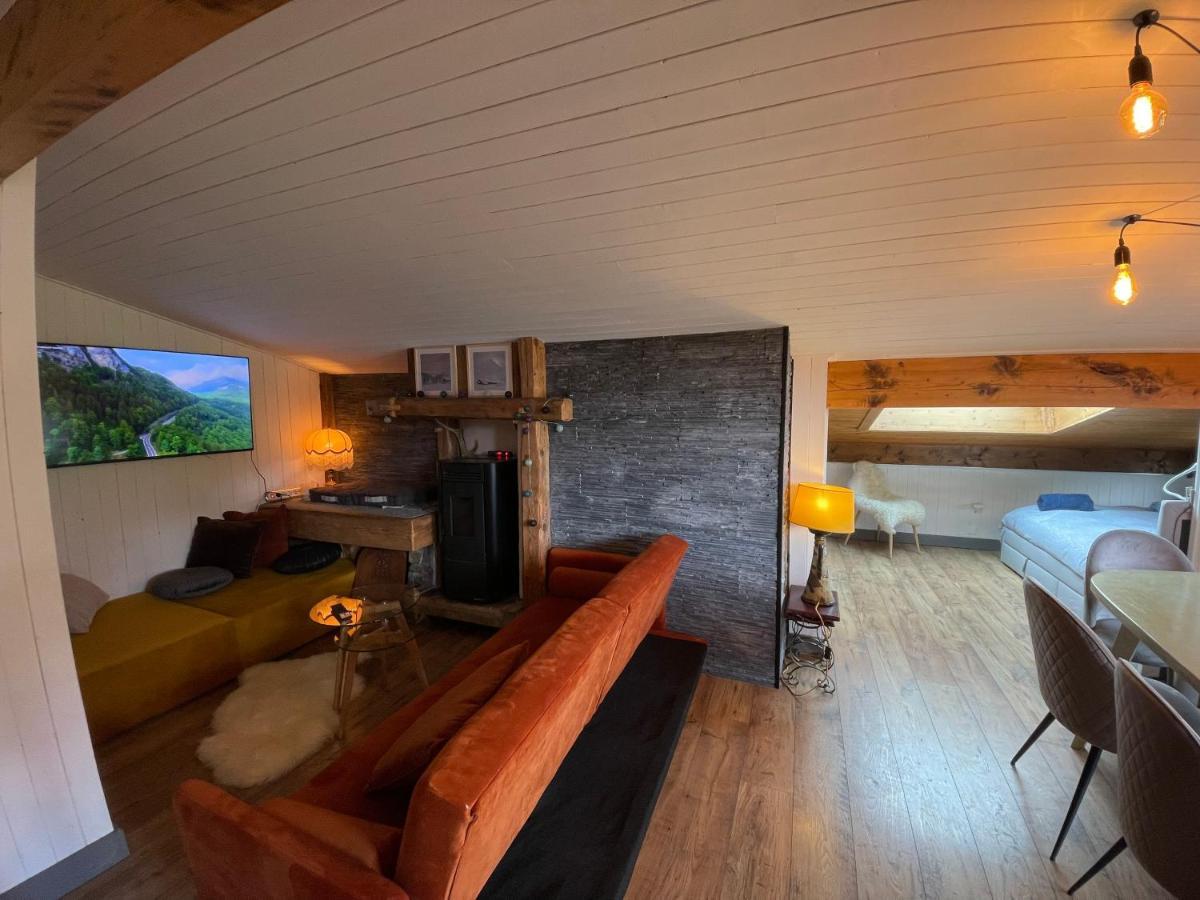 Appartement En Plein Centre Du Village 레컨테민스몬트조이 외부 사진