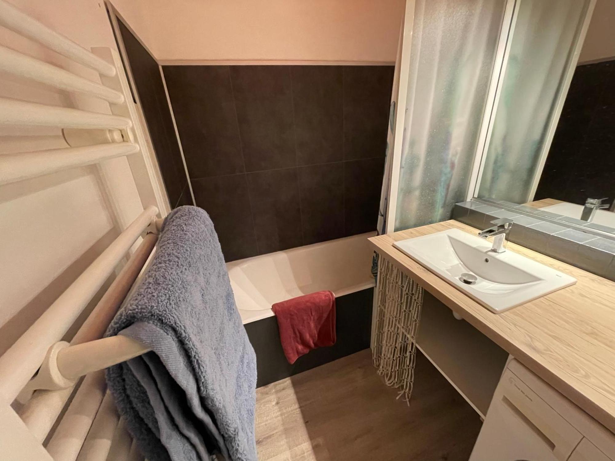 Appartement En Plein Centre Du Village 레컨테민스몬트조이 외부 사진